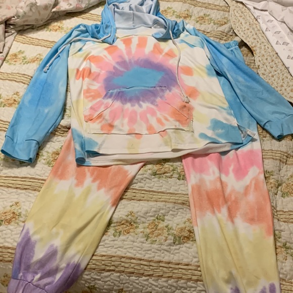 🩷💙💛💜 SUPER CUTE TYE DYE SET 🩷💙💛💜 GENTLY USED! 🩷💙💛💜 - Picture 3 of 5